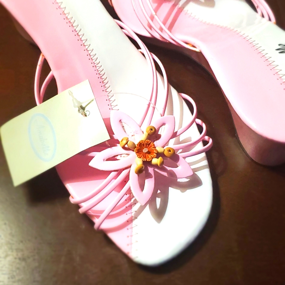 BEAUTIFUL SEASONAL SANDALS